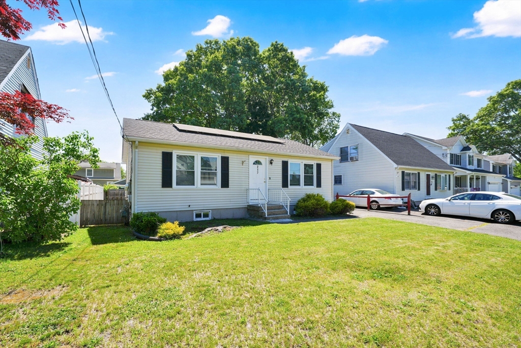 217 Mazarin Street Springfield, MA 01151 - Photo 2 of 33