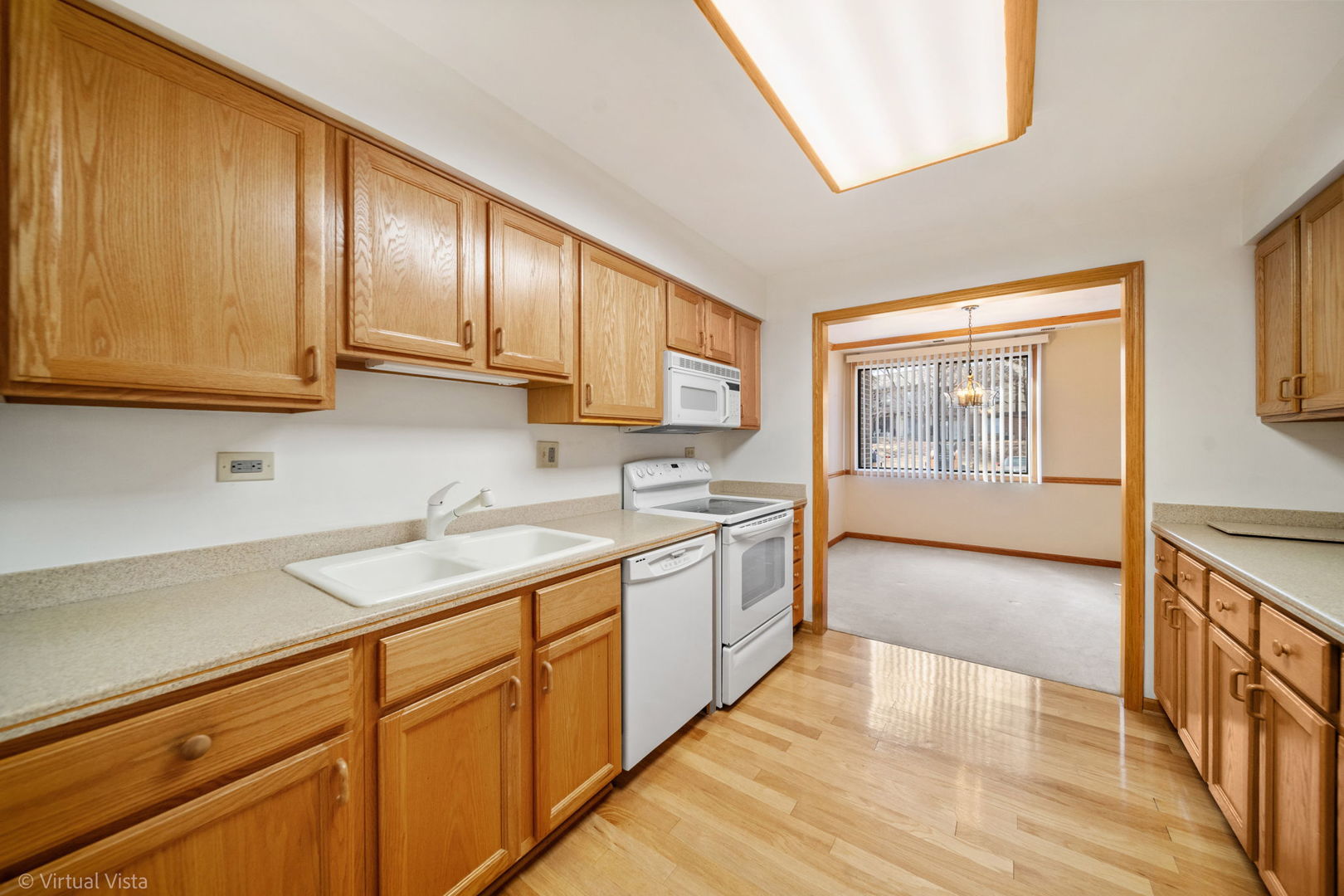 450 Raintree Court, Unit 1P Glen Ellyn, IL 60137 - Photo 12 of 19 Gallery Image 12