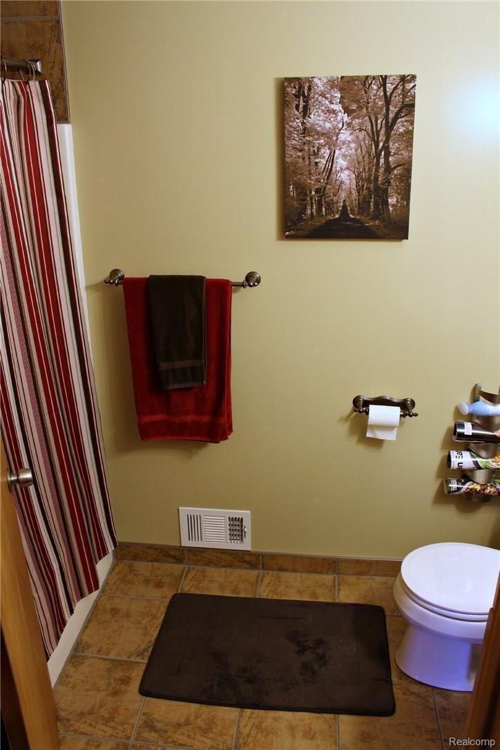 2344 Imlay City Road Lapeer, MI 48446 - Photo 26 of 31 13bath.jpg