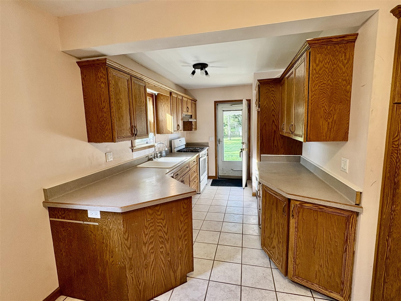 231 Monroe Street Brooklyn, MI 49230 - Photo 10 of 26