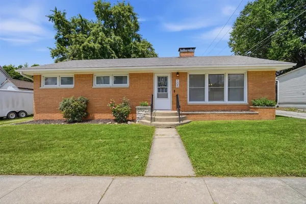 $194,900 | 105 West Main Street, Heyworth, IL 61745