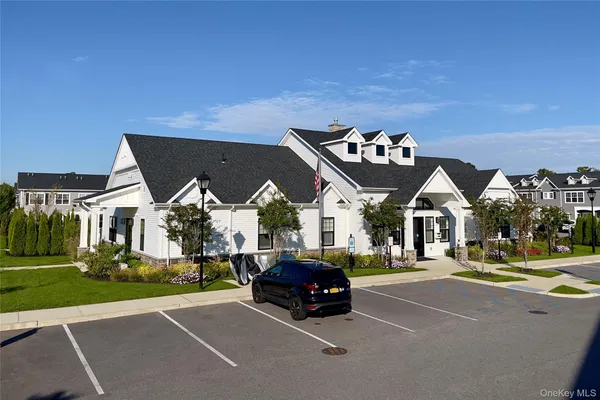 $3,305 | 500 Sutton Court, Unit 84, Deer Park, NY 11729