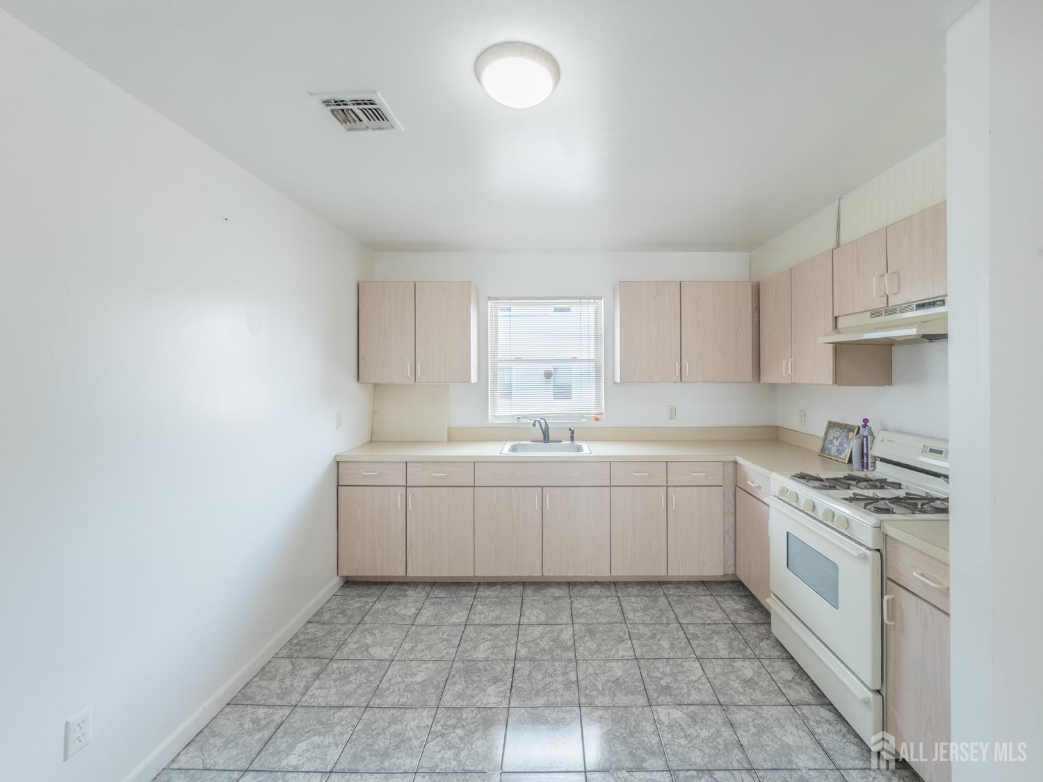 105 R Lowell Street Carteret, NJ 07008 - Photo 6 of 18