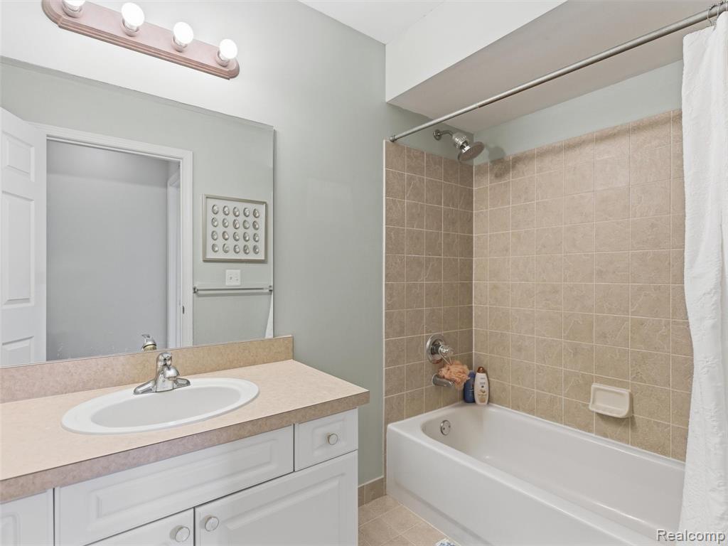 3570 Oakmonte Boulevard Rochester, MI 48306 - Photo 14 of 25