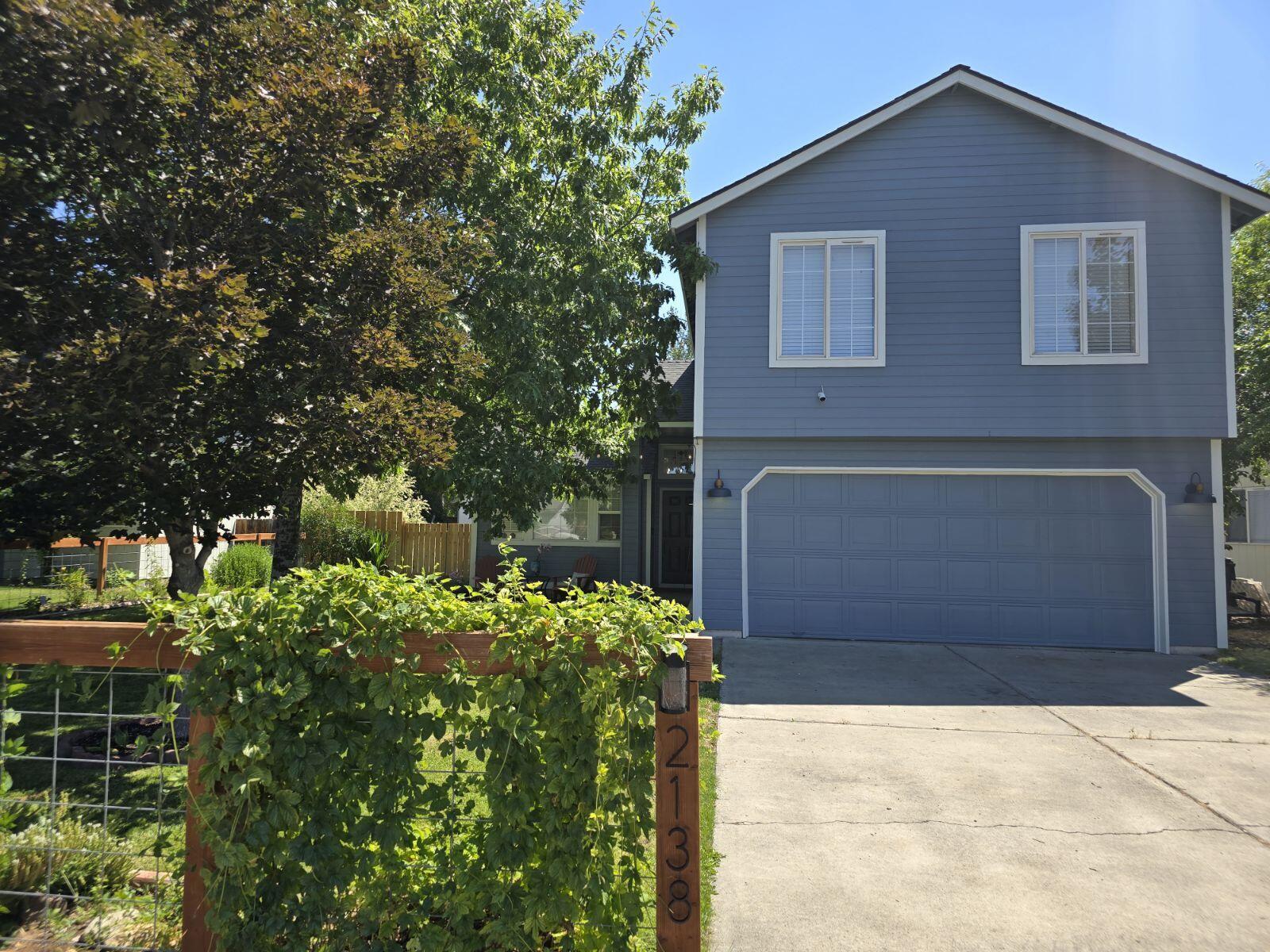 2138 Southwest 28th Street Redmond, OR 97756 - Photo 2 of 32 EE20D129-C566-4187-A4FA-62969531A50A