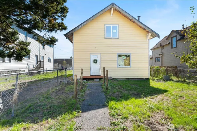 a view of back yard of the house
