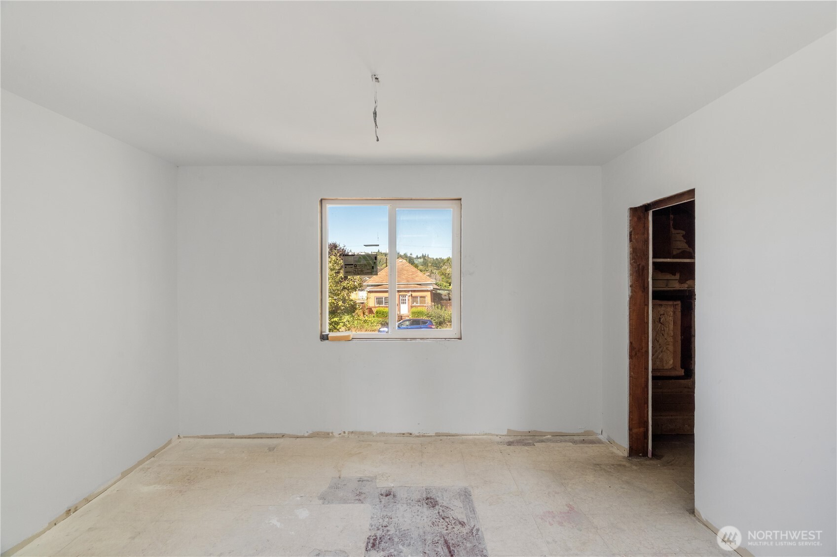 515 West 1st Street Aberdeen, WA 98520 - Photo 12 of 33 an empty room with windows