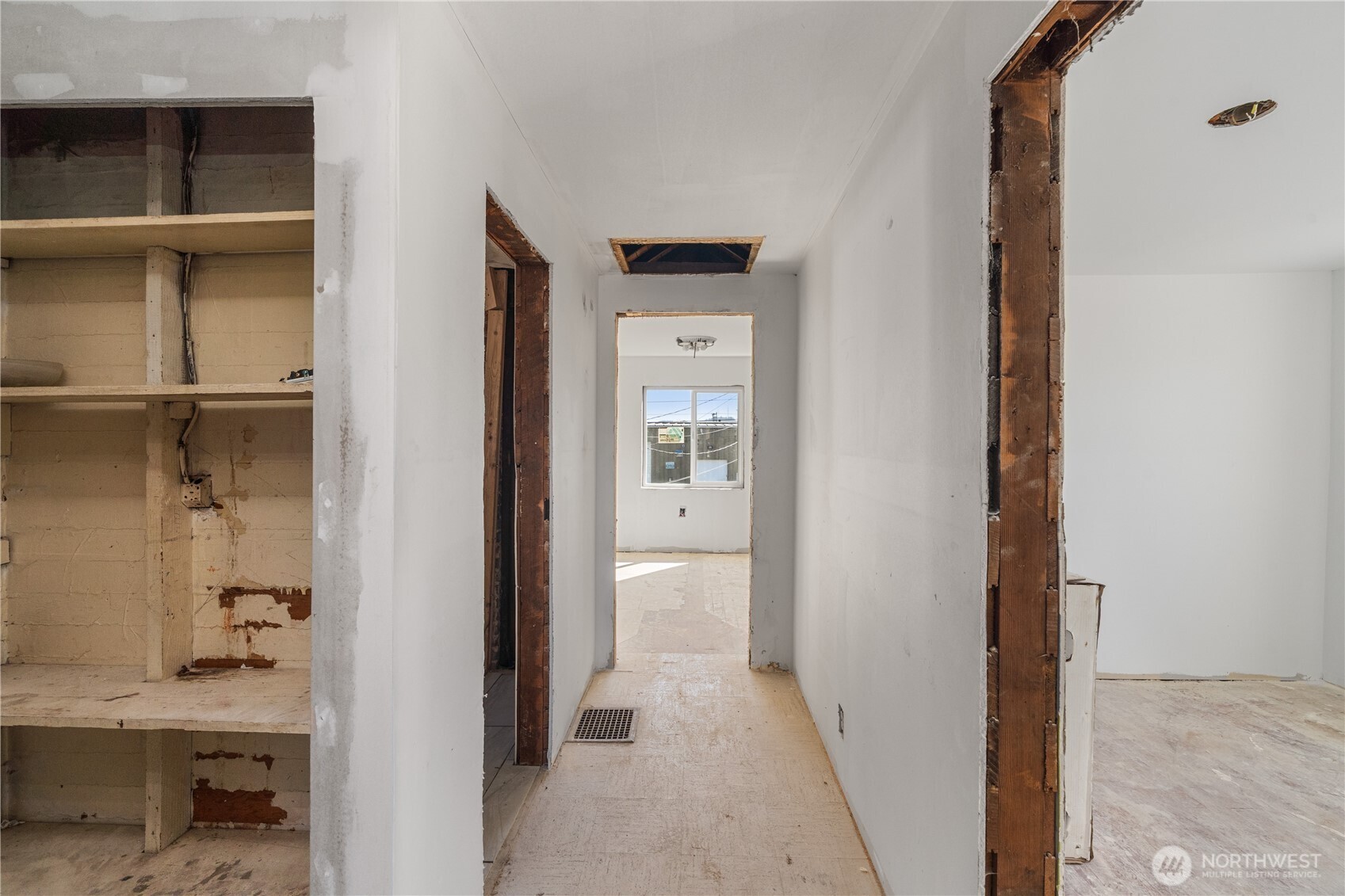 515 West 1st Street Aberdeen, WA 98520 - Photo 14 of 33 a view of a hallway with wooden floor and a bathroom