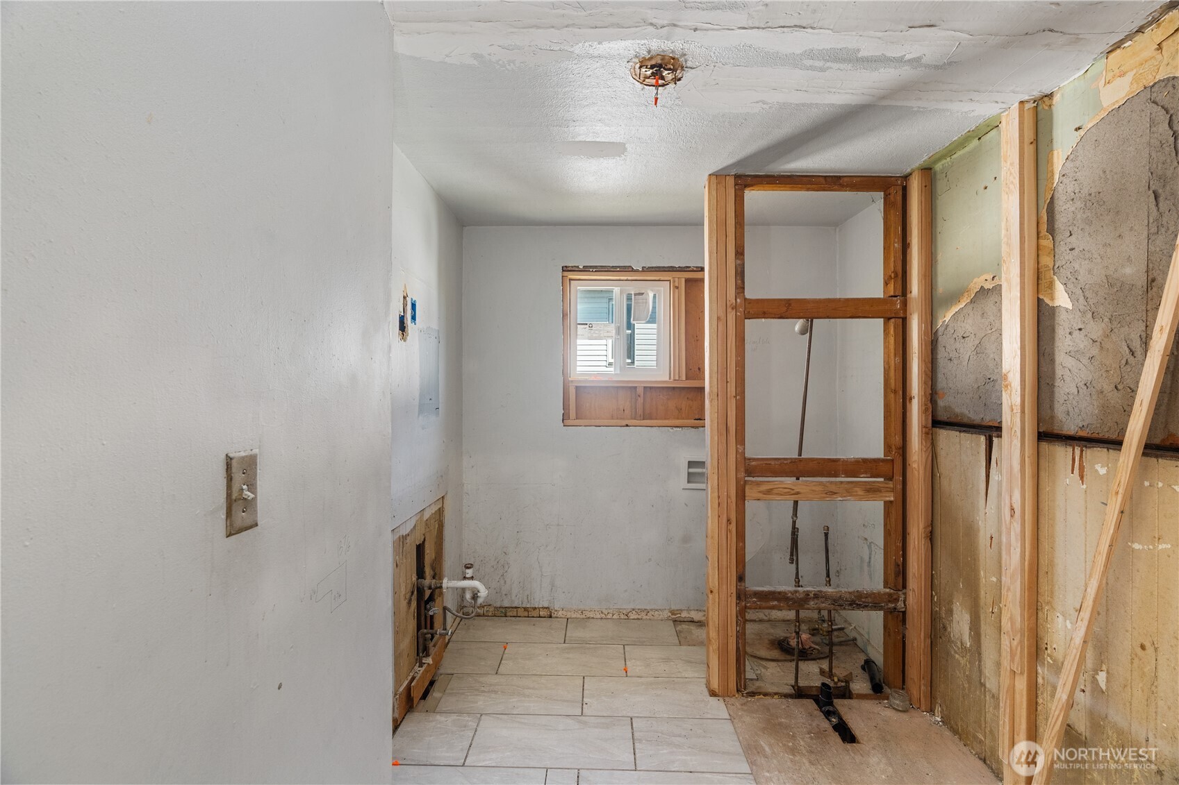 515 West 1st Street Aberdeen, WA 98520 - Photo 18 of 33 a view of a hallway with windows and entryway