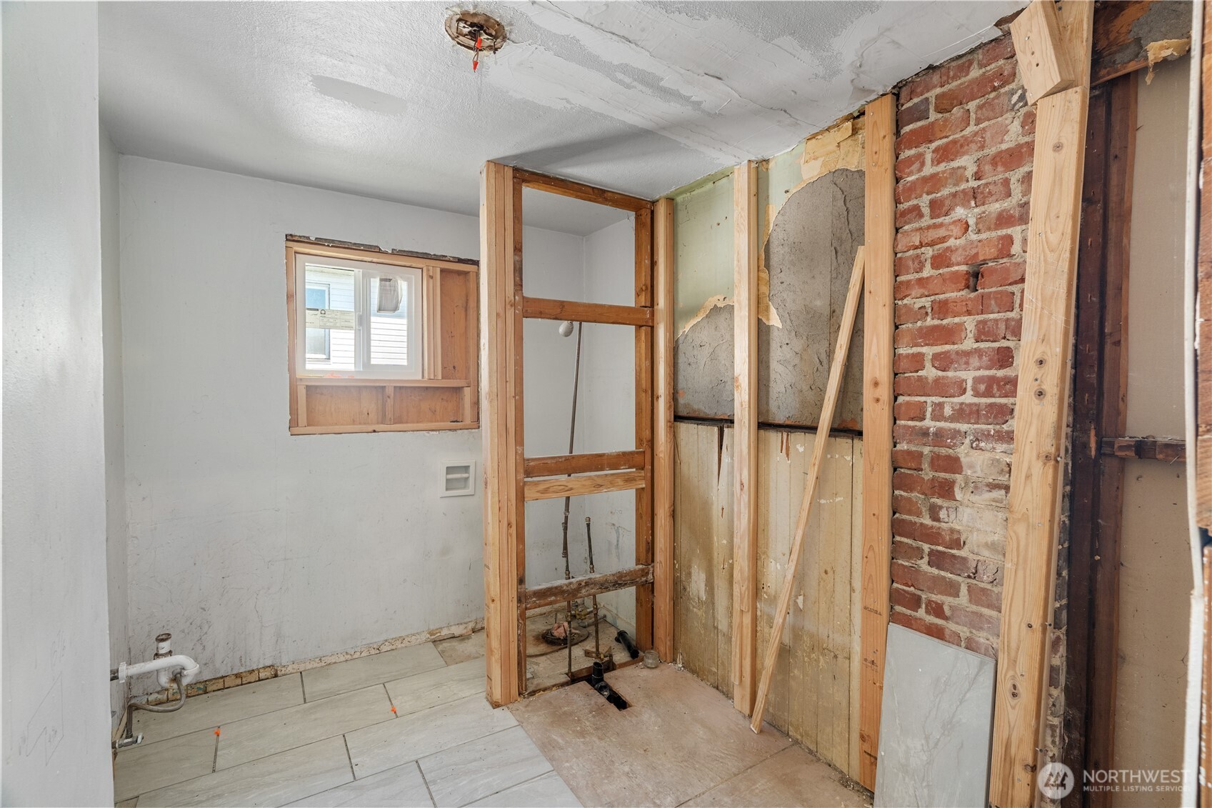 515 West 1st Street Aberdeen, WA 98520 - Photo 19 of 33 a view of a bathroom with a shower and a sink