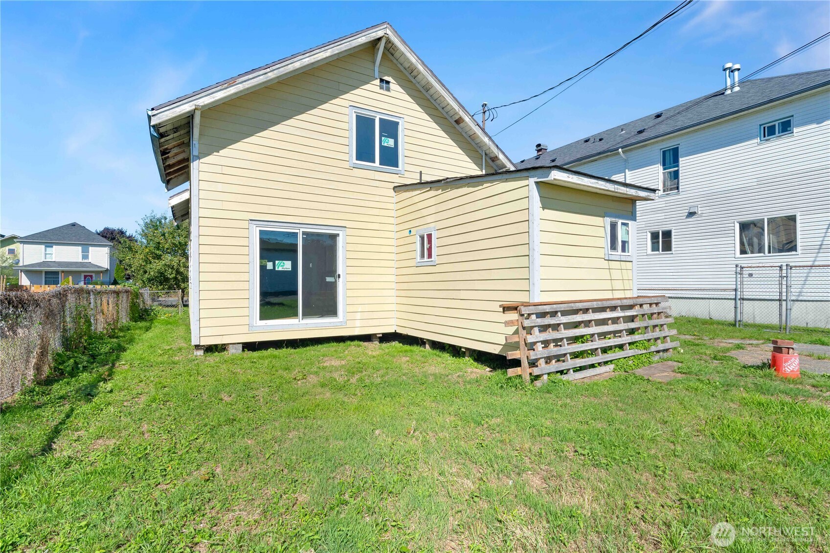515 West 1st Street Aberdeen, WA 98520 - Photo 23 of 33 a front view of a house with a yard