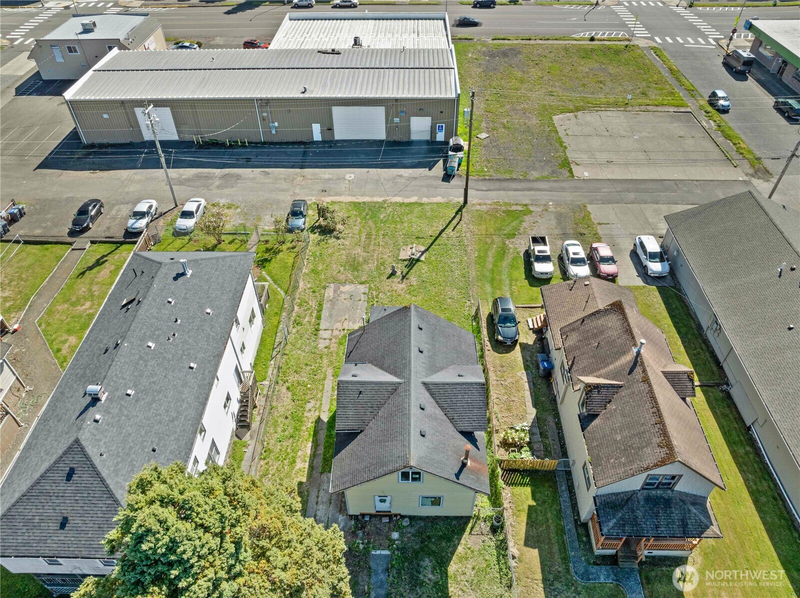 515 West 1st Street Aberdeen, WA 98520 - Photo 28 of 33 an aerial view of residential houses with outdoor space