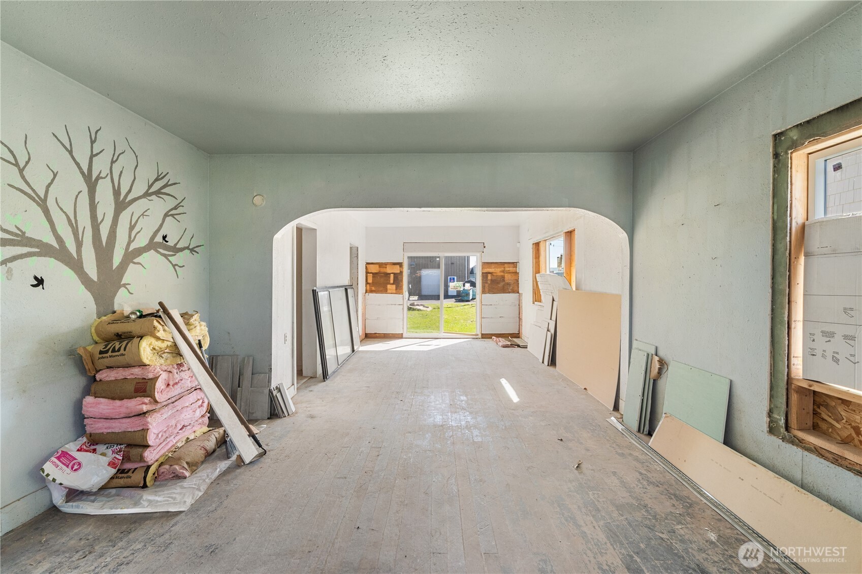 515 West 1st Street Aberdeen, WA 98520 - Photo 4 of 33 a view of livingroom with furniture and toys