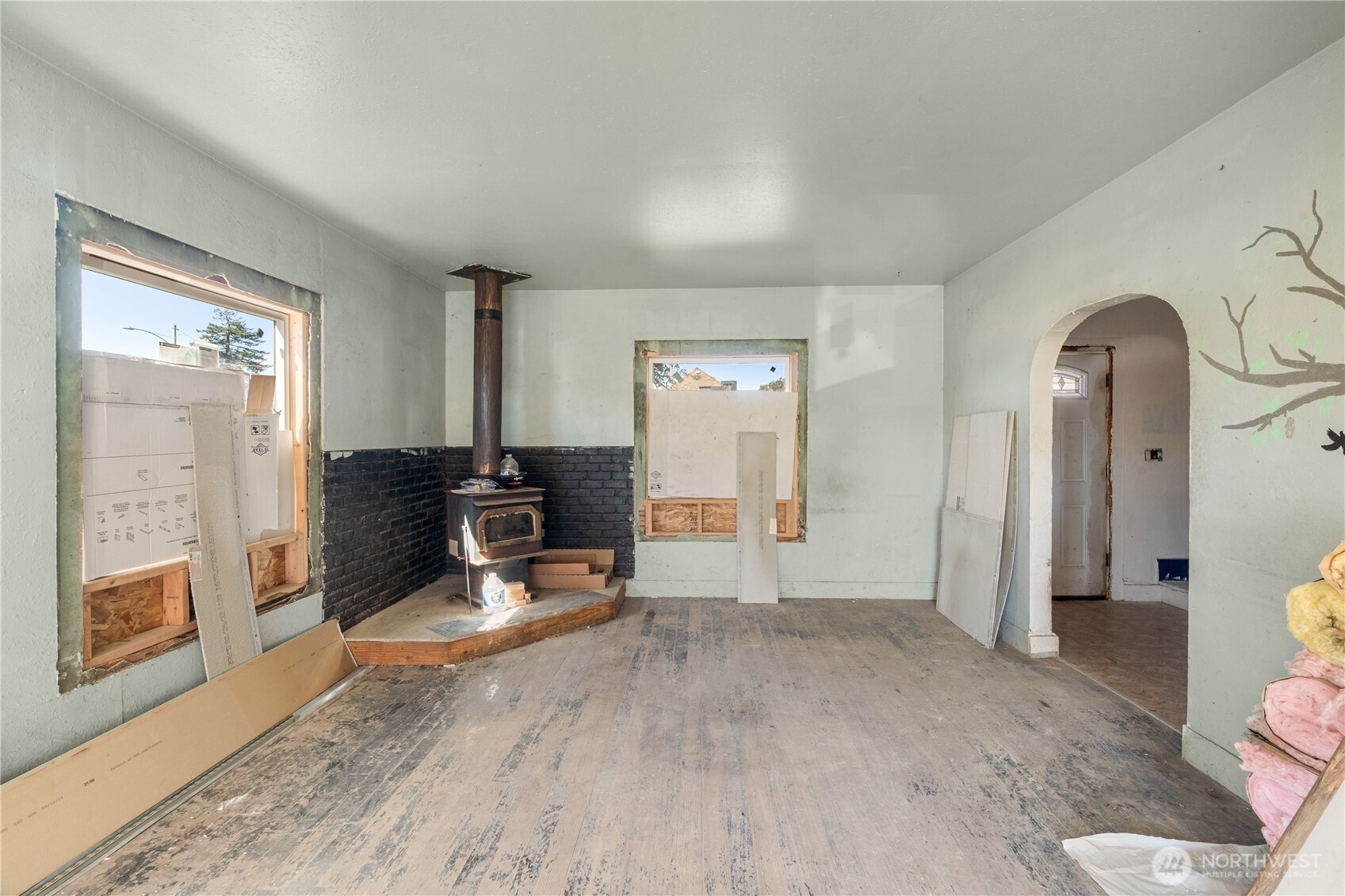 515 West 1st Street Aberdeen, WA 98520 - Photo 5 of 33 a view of a livingroom with furniture and a kitchen