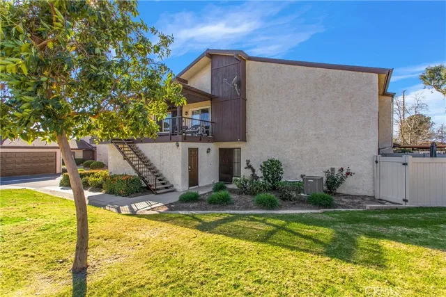 a house view with swimming pool