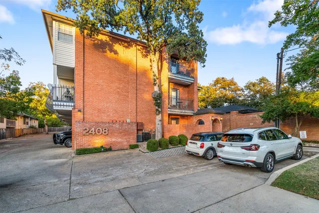 $1,900 | 2408 Enfield Road, Unit 211, Austin, TX 78703