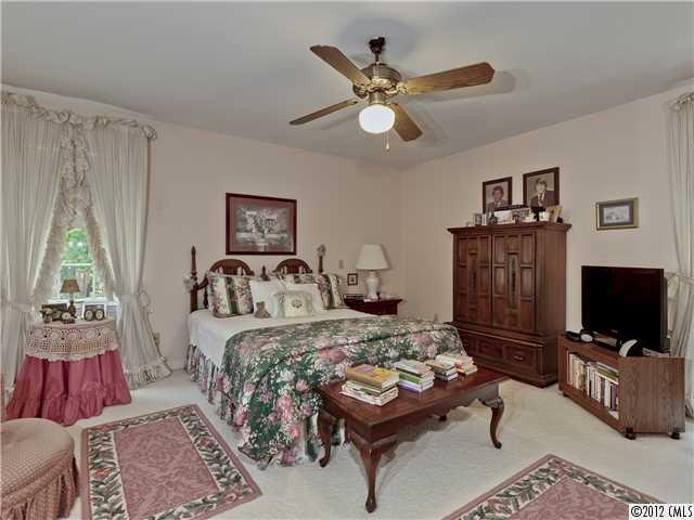6140 Gate Post Road Charlotte, NC 28211 - Photo 8 of 16 Gallery Image 8