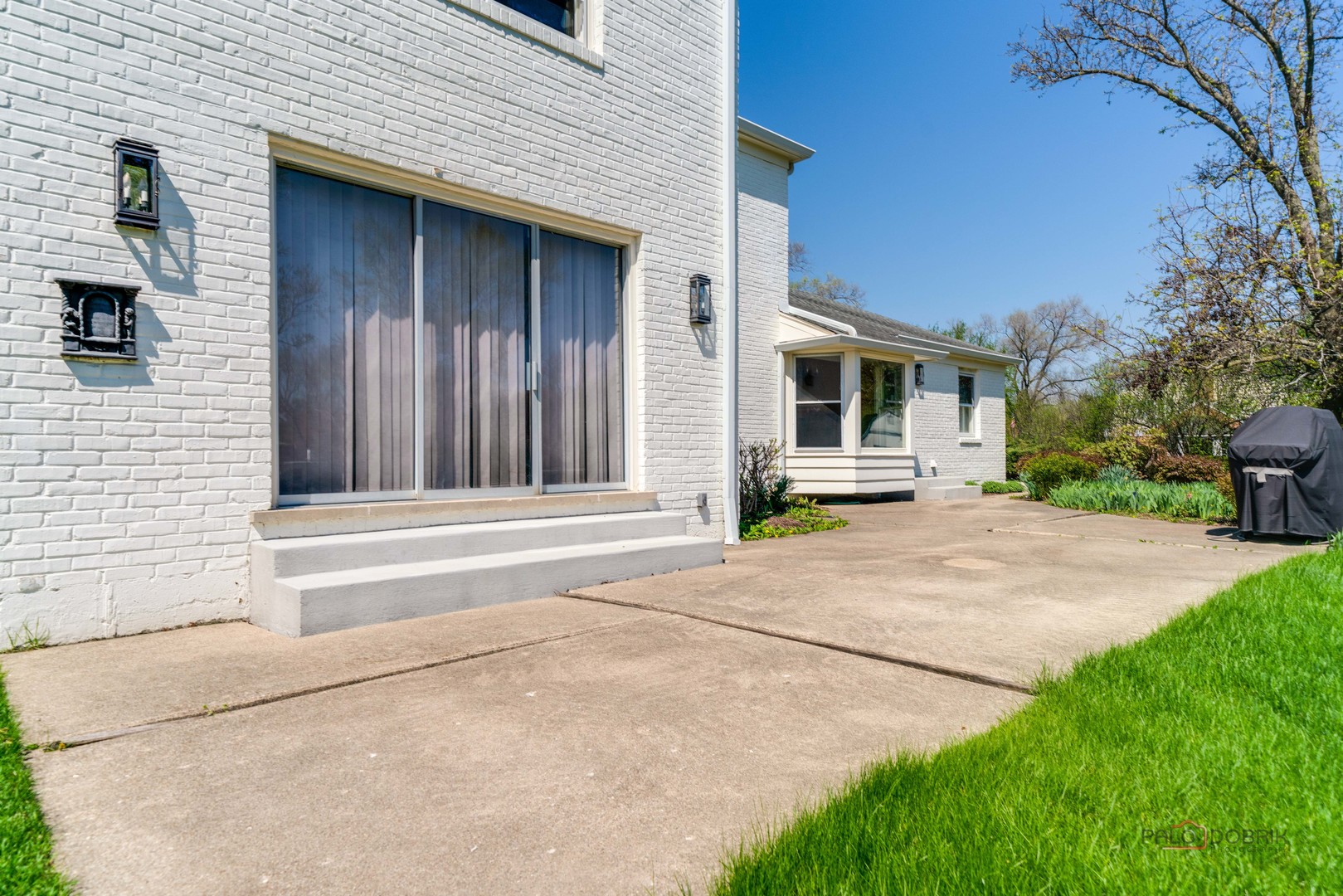 37 Forest Hills Road Lake Bluff, IL 60044 - Photo 39 of 52 a house view with a outdoor space