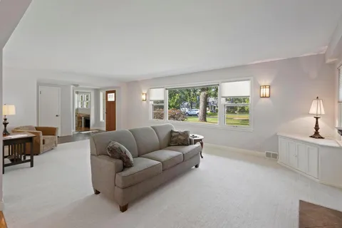 $789,900 | 15 St Albans Road East, Hopkins, MN 55305