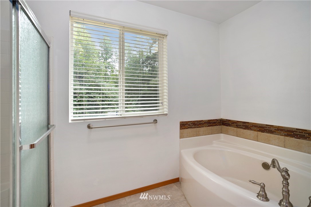 4337 Maytown Road Southwest Olympia, WA 98512 - Photo 19 of 30 a bathroom with a bathtub and a window