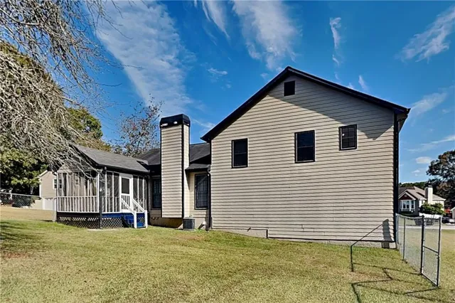 a view of a house with backyard
