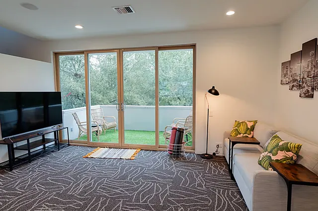 $13,500 | 4904 South Shepherd Drive, Houston, TX 77098