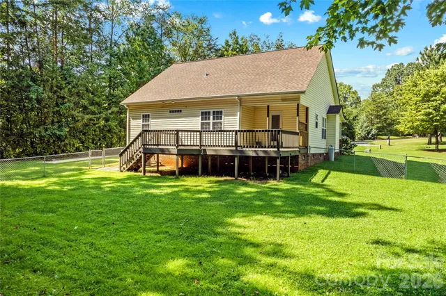 a view of a house with a backyard