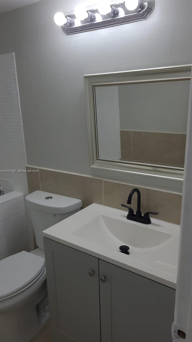 57 Cambridge C, Unit 57 West Palm Beach, FL 33417 - Photo 14 of 36 a bathroom with a sink and a toilet