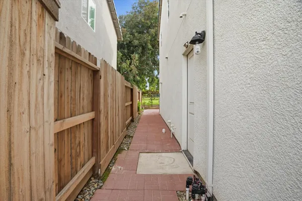 a view of a pathway with a white house