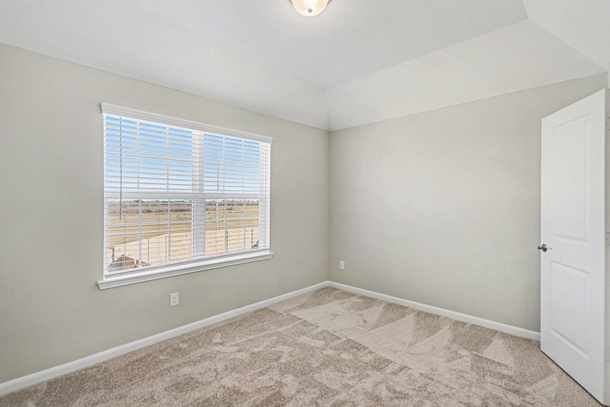 19602 Pradera Meadows Loop Rosharon, TX 77583 - Photo 14 of 47 an empty room with a window