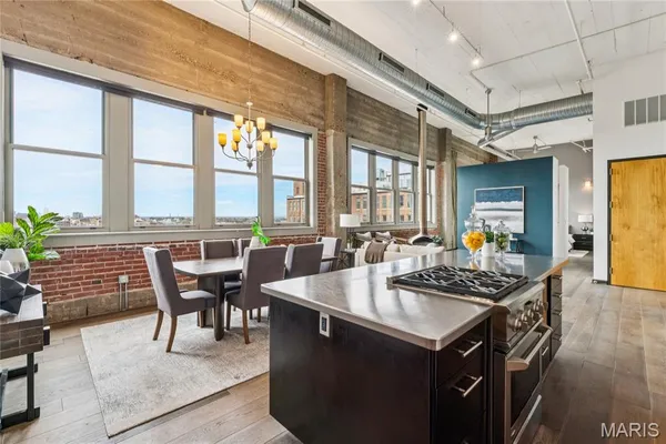 $279,900 | 1627 Locust Street, Unit 902, St. Louis, MO 63103
