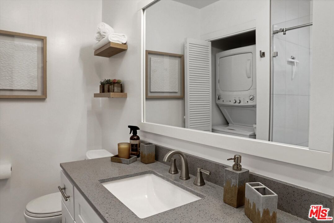 7300 Franklin Avenue, Unit 346 Los Angeles, CA 90046 - Photo 18 of 22 a bathroom with a sink vanity granite and toilet