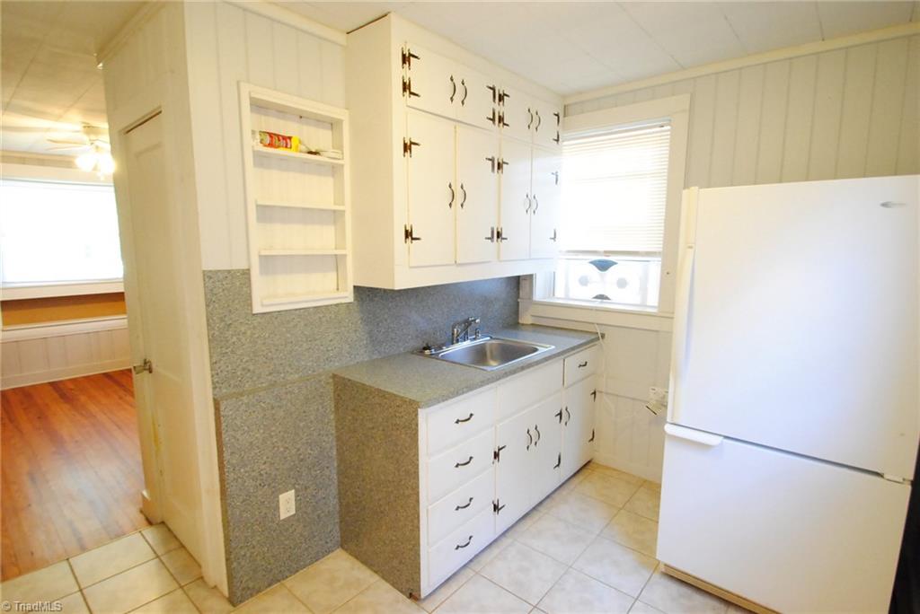 5714 Reynolda Road Winston-Salem, NC 27106 - Photo 15 of 17 Inlaw Suite Kitchen