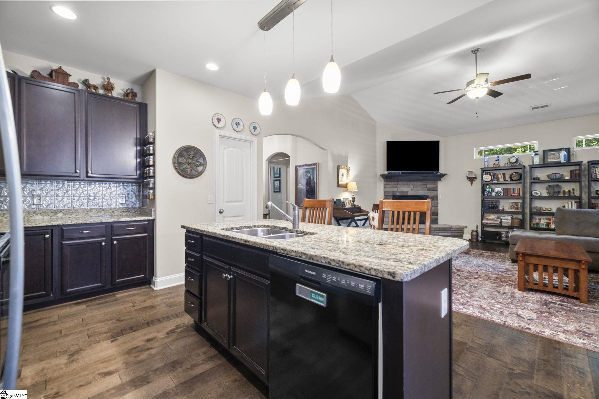 711 Hammett Road Greer, SC 29650 - Photo 8 of 36