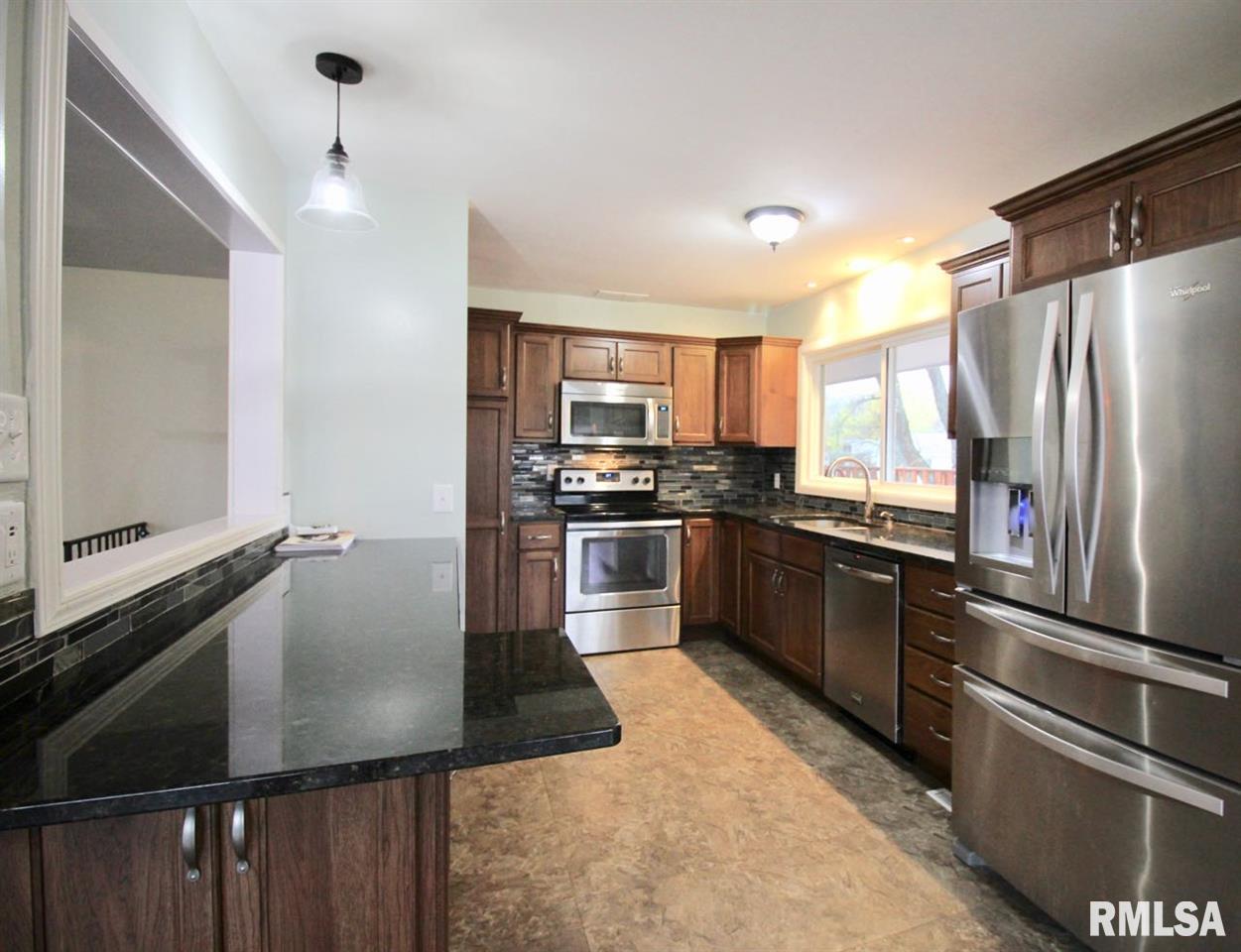 2844 Forest Road Davenport, IA 52803 - Photo 6 of 23 Gallery Image 6