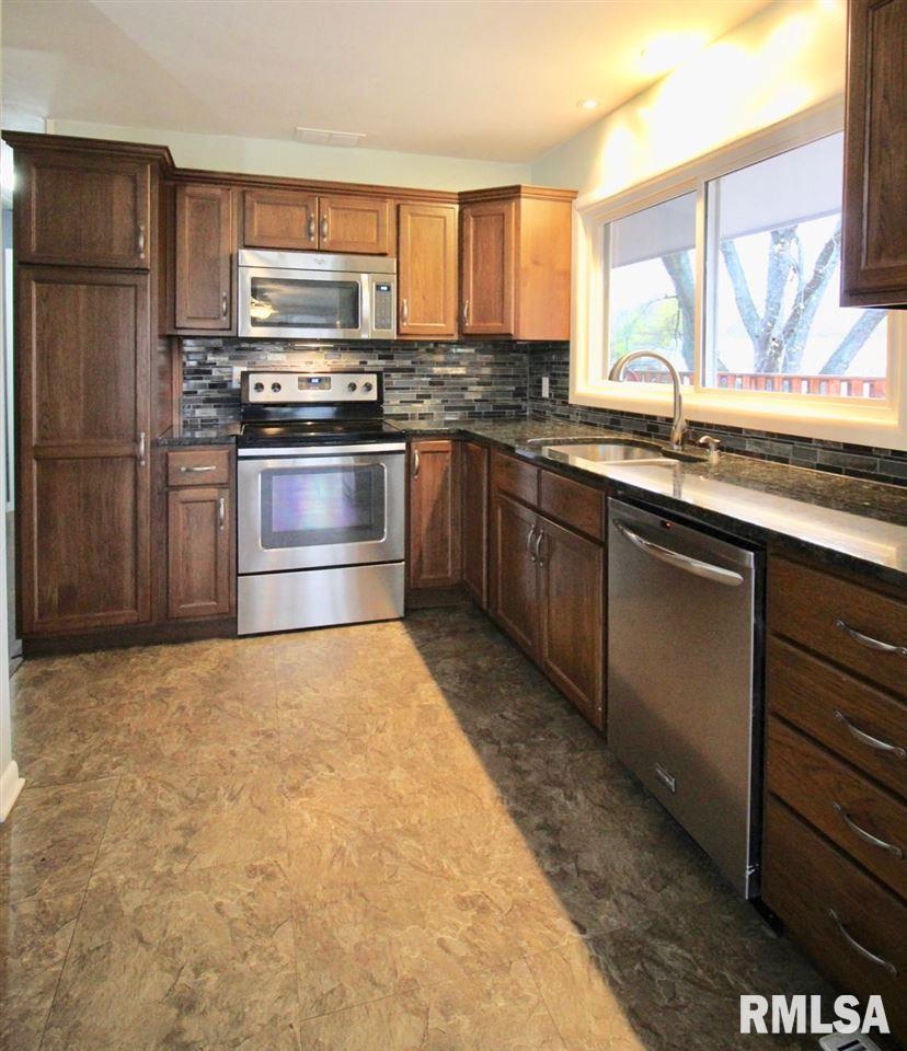 2844 Forest Road Davenport, IA 52803 - Photo 7 of 23 Gallery Image 7