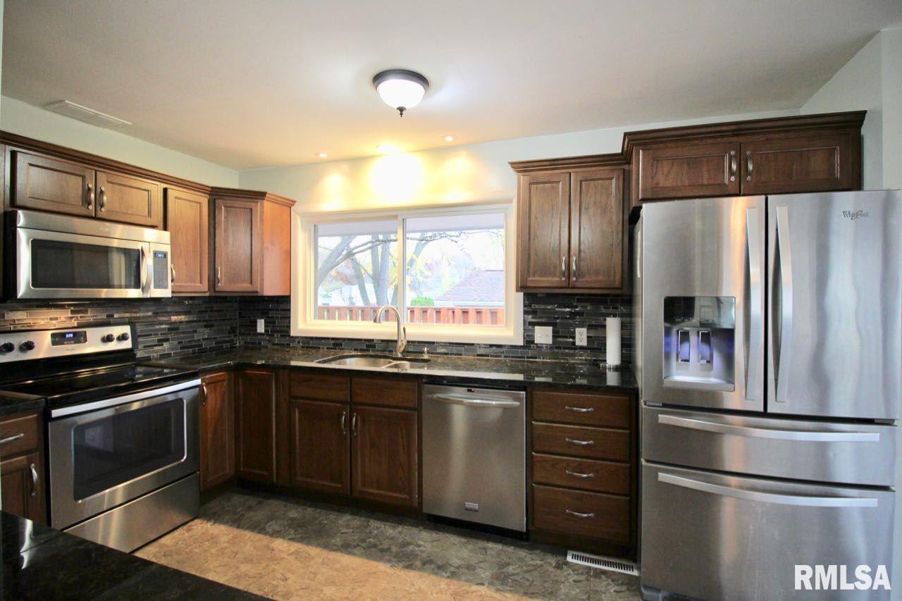 2844 Forest Road Davenport, IA 52803 - Photo 8 of 23 Gallery Image 8