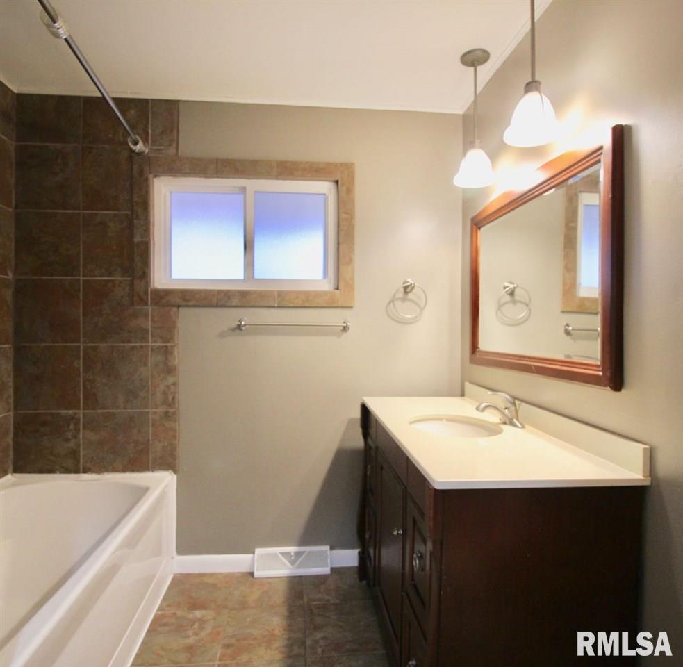 2844 Forest Road Davenport, IA 52803 - Photo 10 of 23 Gallery Image 10