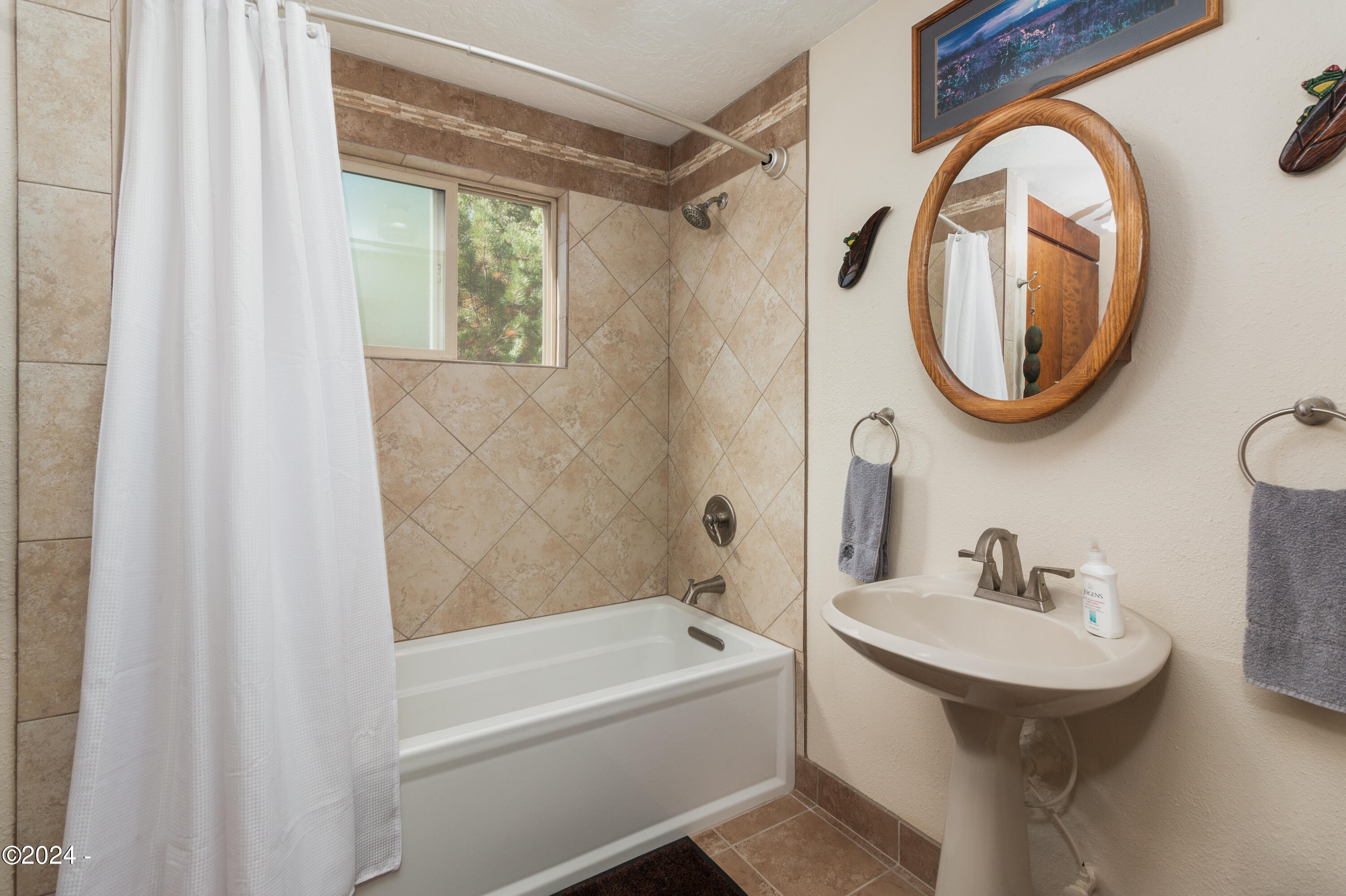 2015 North 3 Rocks Road Otis, OR 97368 - Photo 40 of 62 Upper Level Bathroom