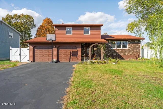 $639,000 | 55 Alpine Drive, Colonie, NY 12110