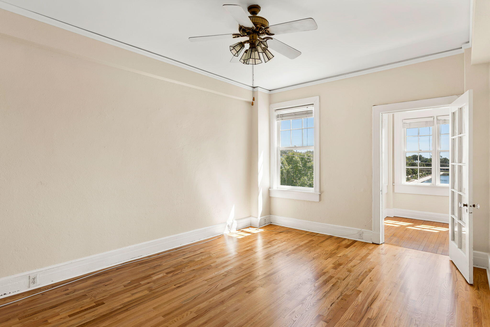 63 Rutledge Avenue, Unit 37 Charleston, SC 29401 - Photo 5 of 20 Living Room