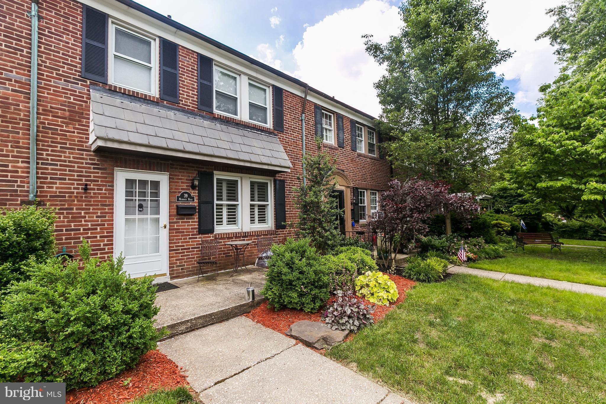 39 Murdock Road Baltimore, MD 21212 - Photo 3 of 28 a front view of a house with garden