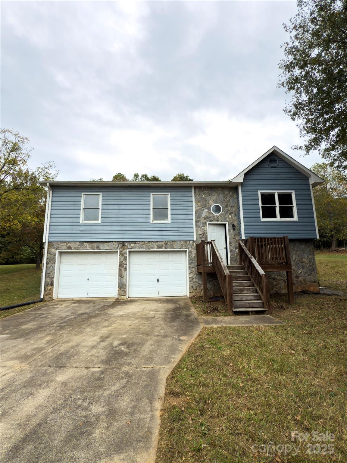 a view of a house with backyard