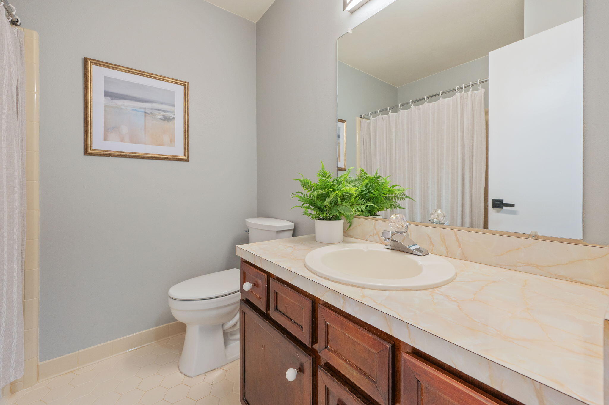 512 Samana Way Niceville, FL 32578 - Photo 29 of 43 Shared Full Bathroom