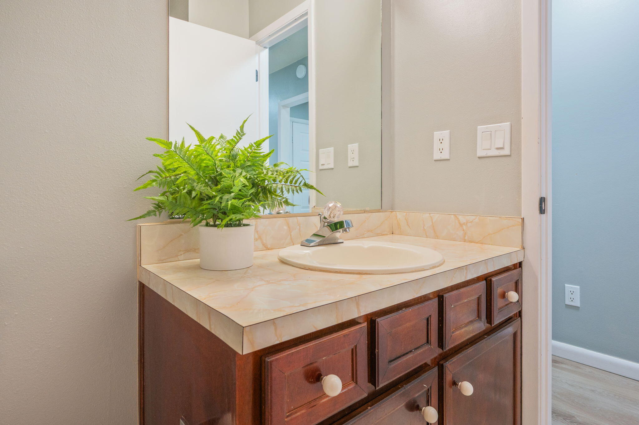512 Samana Way Niceville, FL 32578 - Photo 30 of 43 Shared Full Bathroom