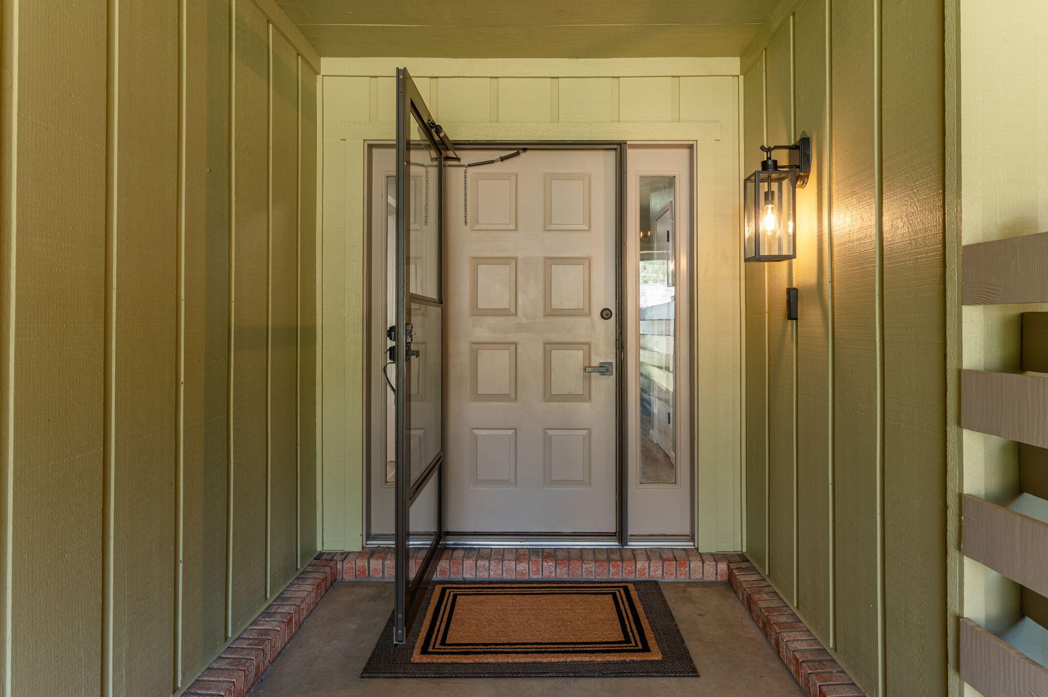 512 Samana Way Niceville, FL 32578 - Photo 4 of 43 Inviting Covered Entry