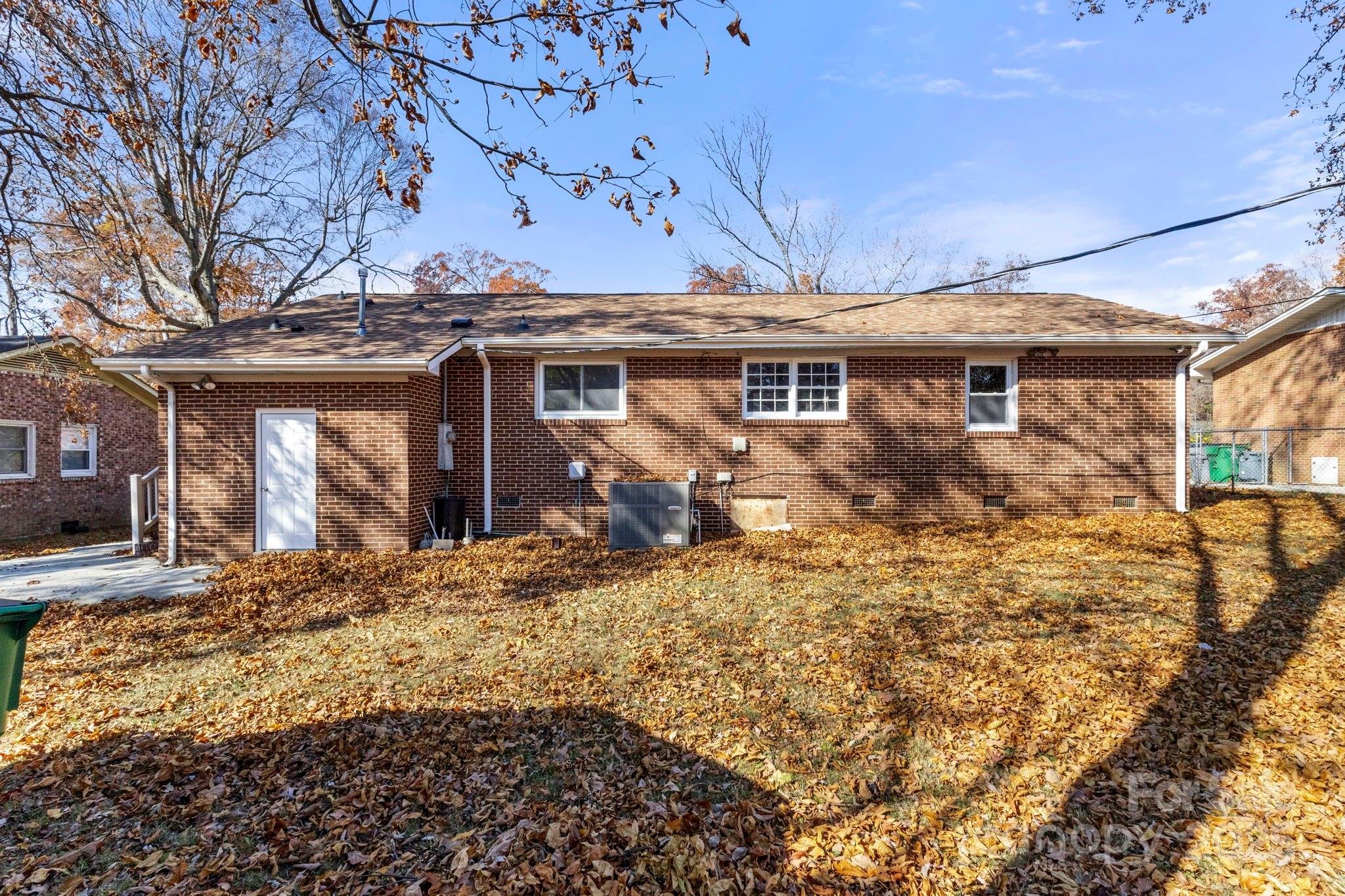 844 Squirrel Hill Road Charlotte, NC 28213 - Photo 2 of 24