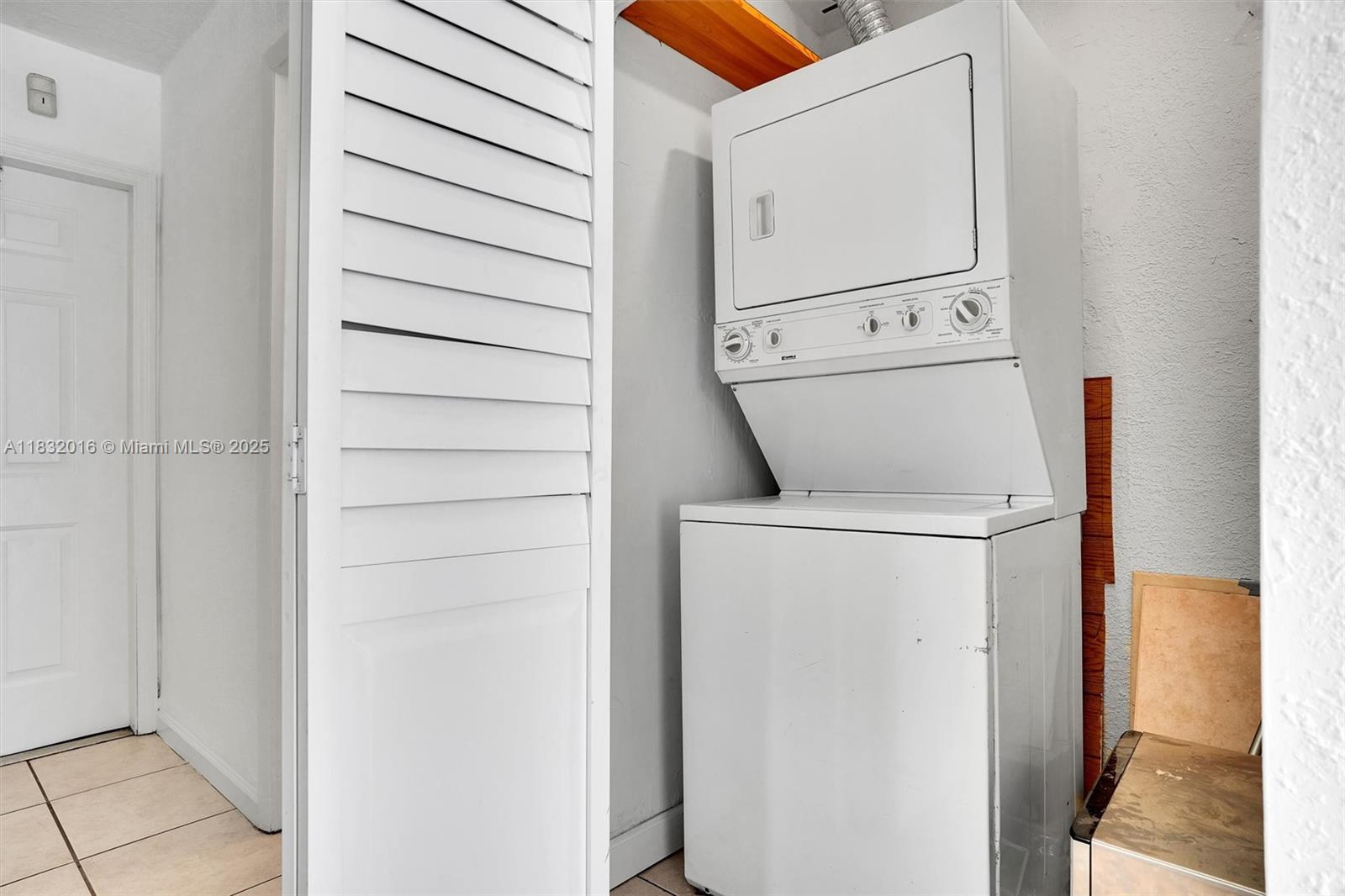 8650 Southwest 67th Avenue, Unit 1025 Pinecrest, FL 33156 - Photo 9 of 26 a utility room with dryer and washer