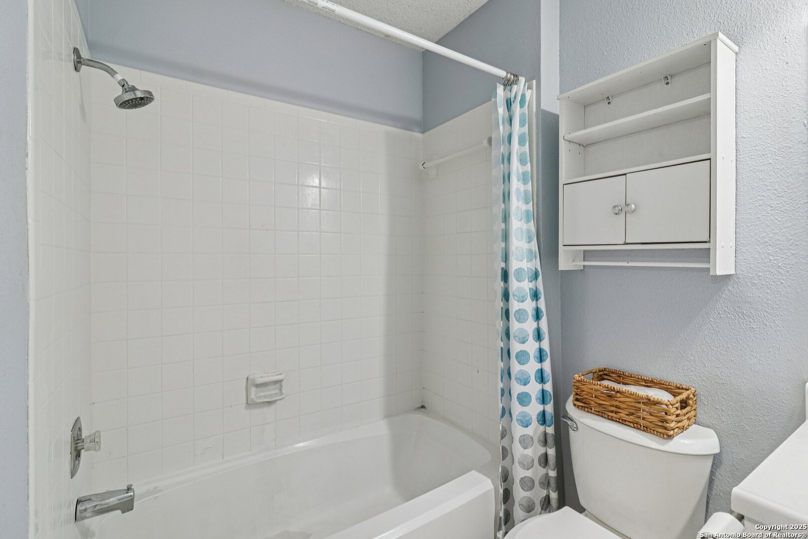 9334 Dover Ridge San Antonio, TX 78250 - Photo 22 of 39 a bathroom with a toilet and a bathtub