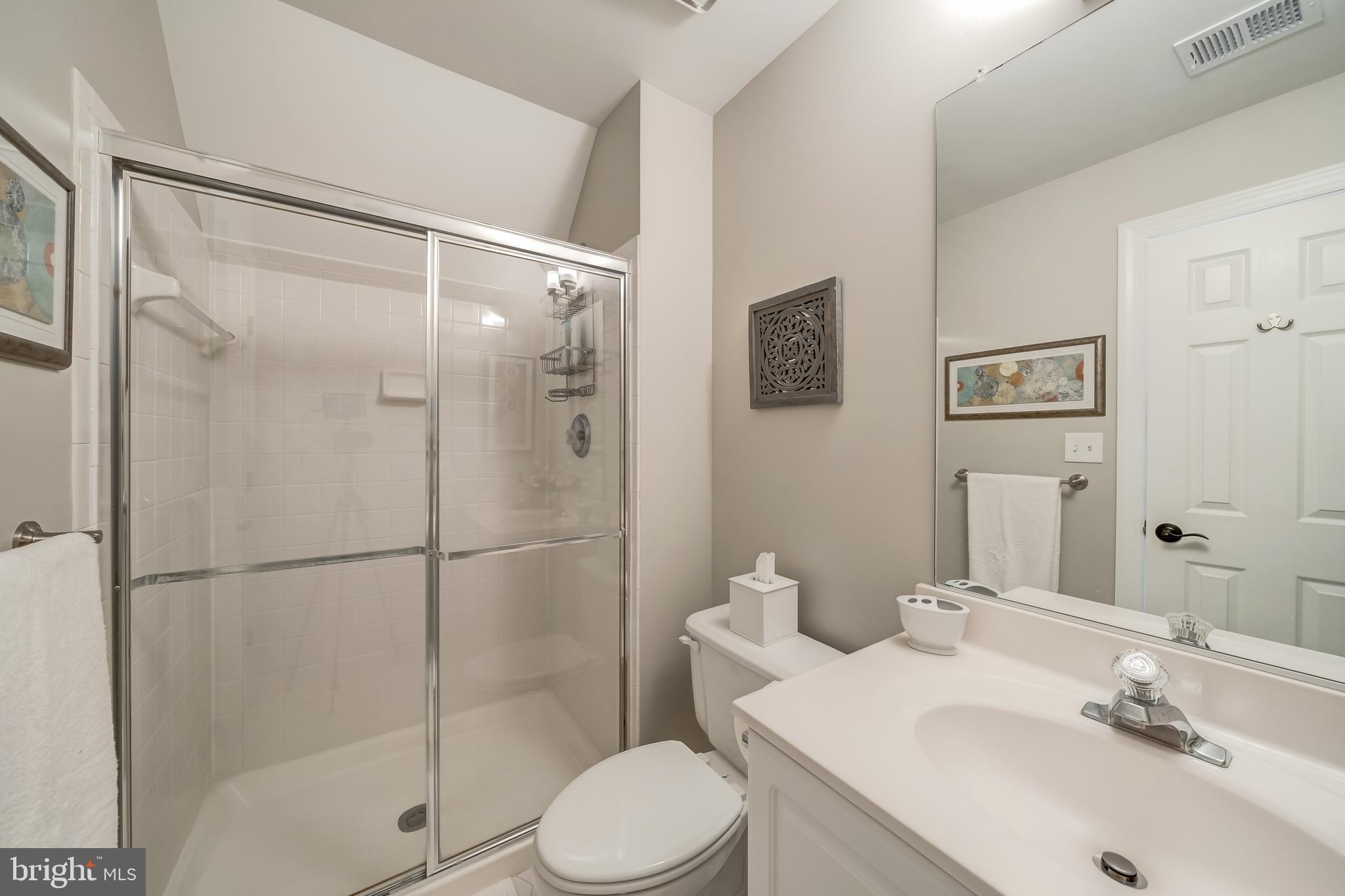 5464 Ashleigh Road Fairfax, VA 22030 - Photo 55 of 85 EN'SUITE BATH FOR BEDROOM 2